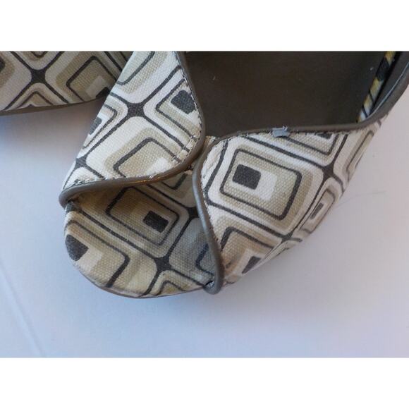 Kenneth Cole Reaction Brown Wedge Pumps Women Size 6M Peep Toe Squares Patterns - Picture 8 of 13